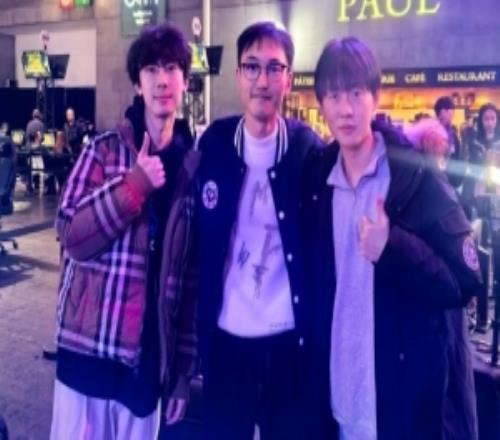 解说怀南分享和Baolan、Ming合照:我是全世界最幸福的AD玩家