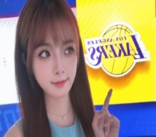 主持人泱泱晒照：懒了一阵子今天勤劳的拍了上班图