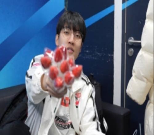 AL官方發(fā)布對陣IG賽場VLOG：shanks與余霜對采訪直接笑場