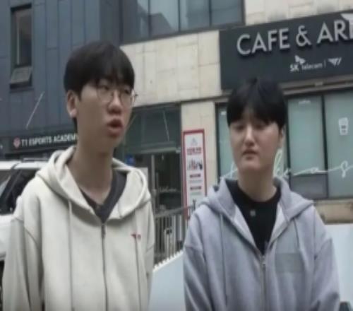 新老传承这块Doran为Peyz介绍T1办公楼并送礼物