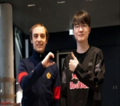 G2分享Caps、Faker合照:再次拒绝比心