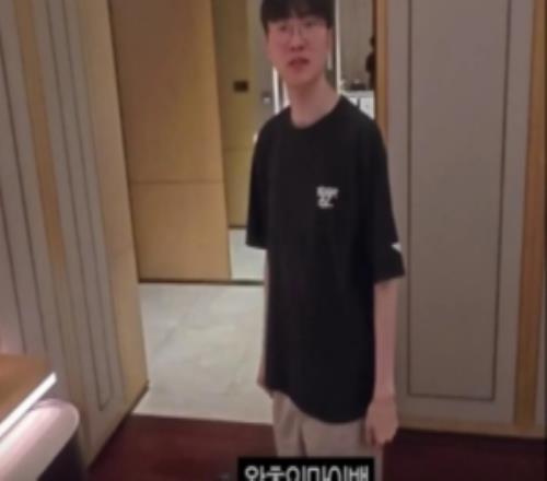 来成都两天，Faker的行李箱：两大本厚厚的书