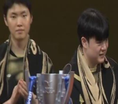 表情不對啊！Canyon斬獲FMVPChovy在一旁表情若有所思