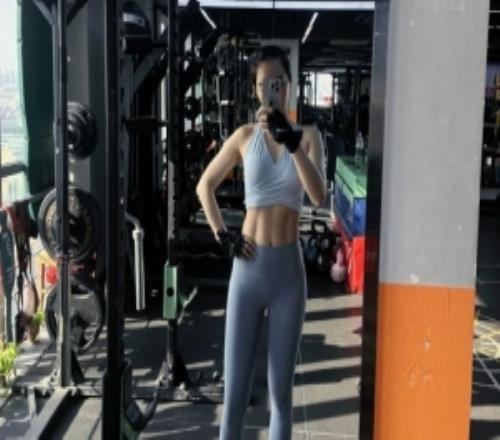 余霜分享运动健身照：运动的快乐又回来了！还有蓝调时刻下的