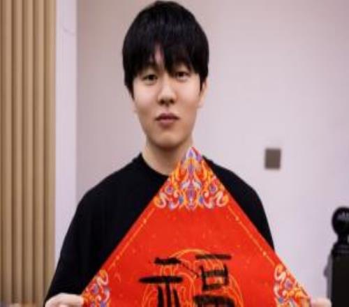 Rookie：希望今年的iG有更好的未来包括自己，祝大家马年快乐！