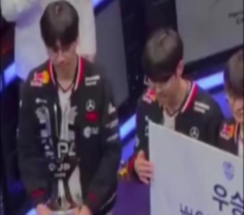 多向O哥学习健身Doran举奖杯举不动了,示意Oner帮忙