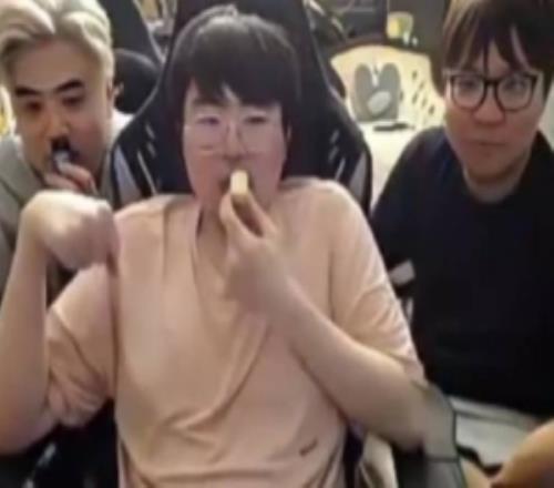 姿态问朱开当年什么身份混进IG朱开：当时说教练挺不正规的！