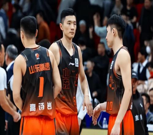 山东输球揪出最大毒瘤!他跑错战术+上空篮不进,这哪像CBA球员