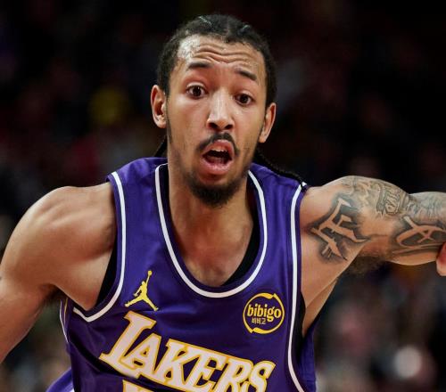 隔空互夸史密斯:老詹无论何时都能发动进攻,而我则需要配合他