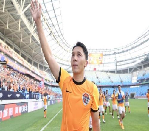 张卫已成自由身球员,申花可以考虑免签他入队,能力比王世龙强