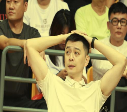 张陈治锋15+7成唯一亮点,辽篮输26分,布朗和奥利弗必须打包走人