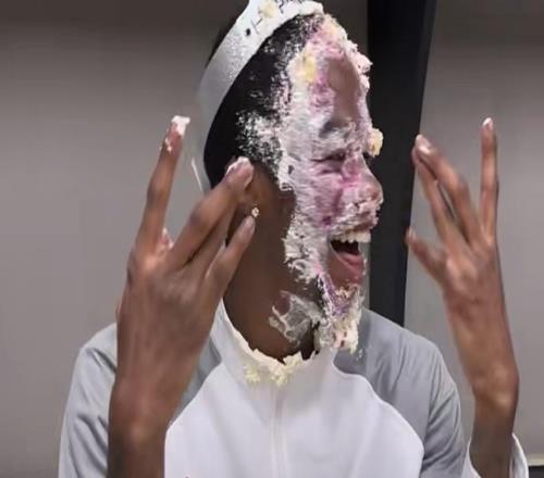 萨姆纳生日会!徐杰撇走水果,胡明轩跃跃欲试,被砸蛋糕依然开心