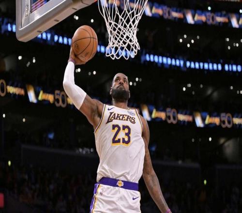 詹姆斯41岁生日当天,湖人队新秀阿杜蒂耶罗为他演唱生日歌