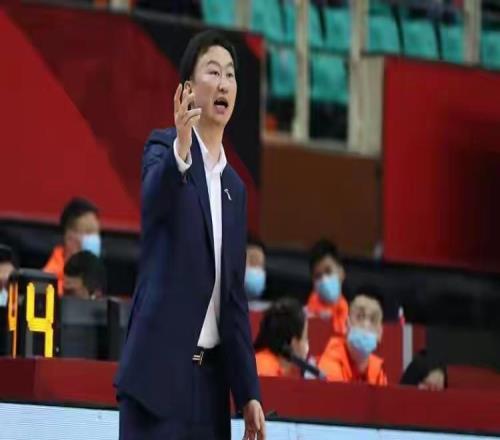 不服不行!3年前他急流勇退,如今率队进4强,“老东家”却成烂队