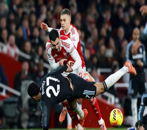 身上有黄牌还鲁莽撞倒摩根罗杰斯,梅里诺引发阿森纳球迷不满