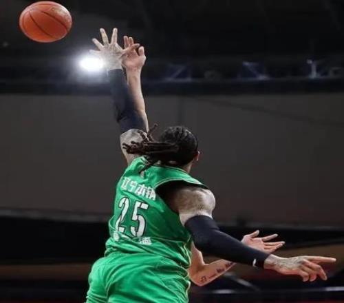 赶紧换人!辽篮内线大将日薄西山篮球比赛得1分不容易