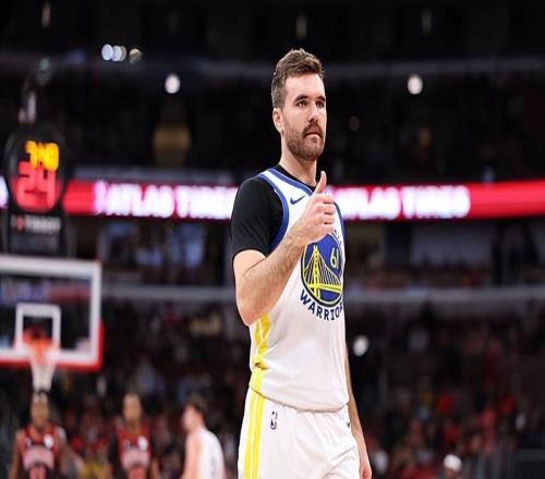 明明在场上很有作用,为什么勇士突然间就不用他了呢