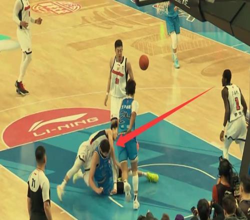 萨姆纳偷鸡不成蚀把米!周琦徐杰相撞杜锋愁眉苦脸,广东落后26分