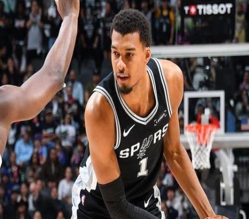 文班伤退31+13尚帕涅新高36分马刺主场逆转尼克斯