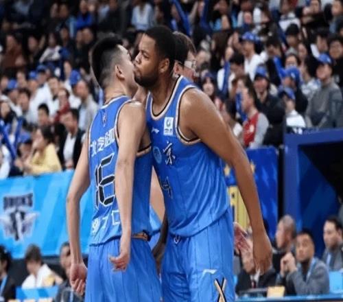 北京虐广东!曾凡博+双外轰61分,周琦赵睿划水,萨姆纳空砍31分