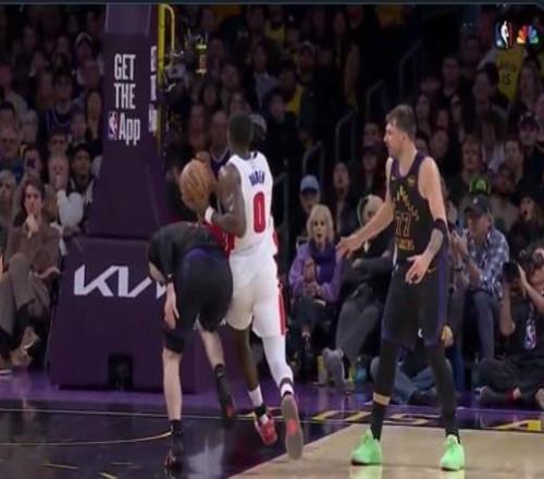 目送对手+摊手不协防,雷吉米勒痛斥东契奇消极的防守态度