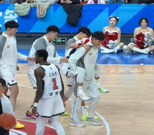 伤情无碍!徐杰喊话女球迷下场继续打,名记痛斥萨姆纳:百死莫赎