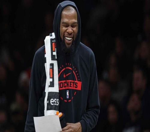 火箭队杜兰特被沃尔夫的离谱投篮击中面部后,当场忍不住吐槽起来