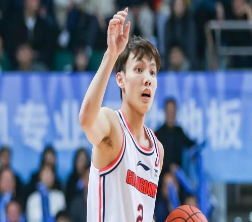 曝徐杰回酒店视频!脚踝无护具,开玩笑安抚球迷“下场继续打”!