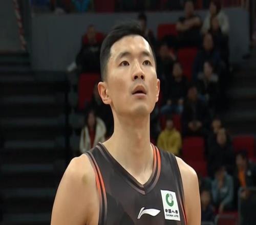 山东男篮两连胜,克里斯36分大爆发,鲍威尔9中1,该换外援吗