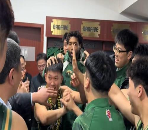 胜吉林更衣室!王世龙爆赞邬挺嘉+姜贺送奖项,郭昊文得最佳投手