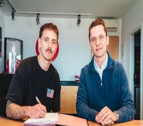 官方:美因茨签下奥格斯堡前锋蒂茨,双方签约两年半