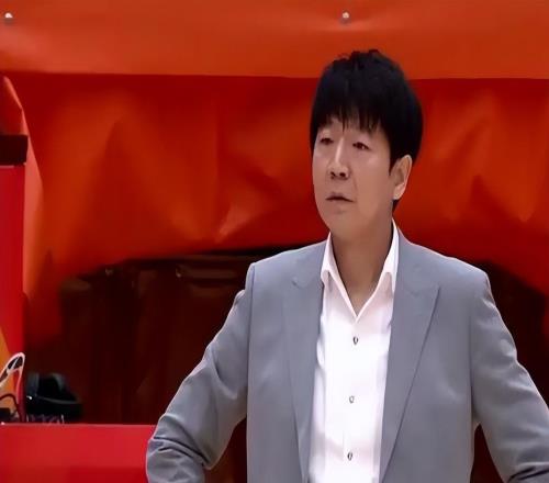 邱彪真能忍!鲍威尔9中1,垃圾时间仍铁,幸好第四外援已在谈!