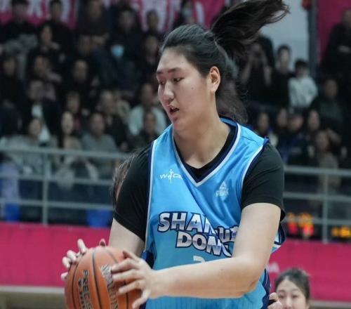 首秀优缺点明显!山东女篮主帅肯定张子宇表现适应仍需要时间