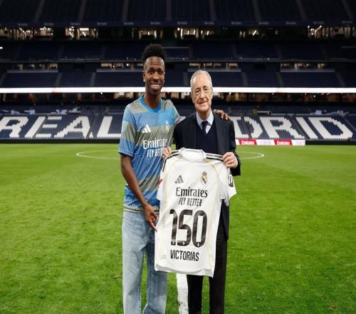 收获西甲生涯第150场胜利,维尼修斯获赠纪念球衣