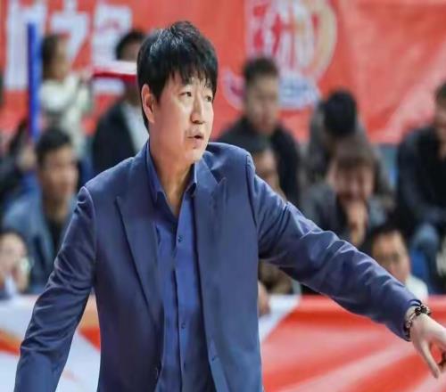 CBA又闹笑话,驱逐两人,罚下两人,裁判肆无忌惮,谁也不敢管