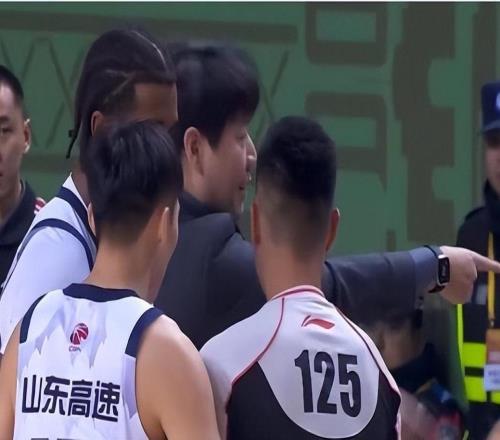 邱彪被激怒,脱下西装上衣狠狠摔在地上,然后冲向裁判