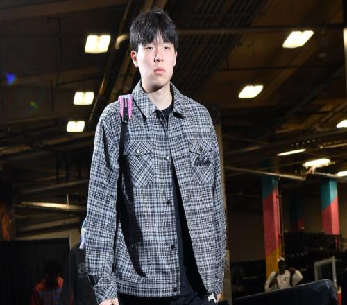 美媒:杨瀚森被现实浇了一盆冷水面临白白浪费新秀赛季风险