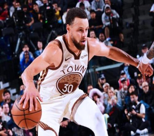 NBA新排名!湖人保第3,一队力压火箭,勇士送温暖,卫冕冠军爆冷