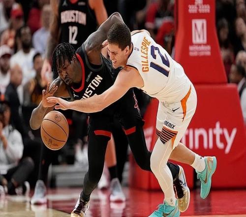 两笔签约都是浪费钱的操作,火箭在去年夏天的操作存在不小的问题