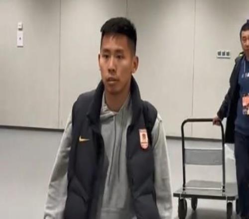 记者:原上海申花球员周俊辰正在青岛海牛试训