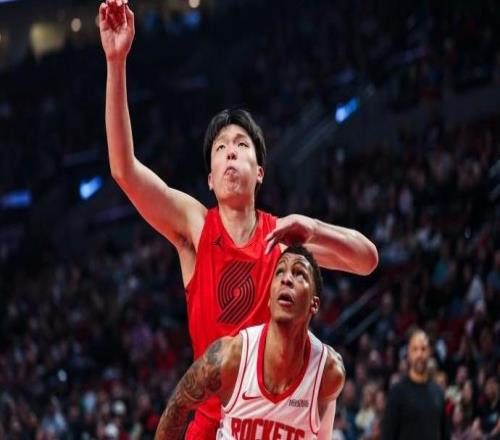 杨瀚森半场3分55秒2中0无数据入账仅2犯,遭亚当斯撞头后被换下