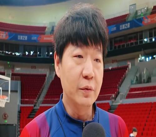 对阵同曦踩场!全员呐喊“家人”,邱彪直指刚冒头,强调团队篮球