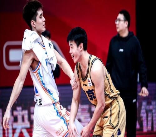 CBA历史第一人!100%命中率轰进9记三分,球迷:他曾与林葳齐名