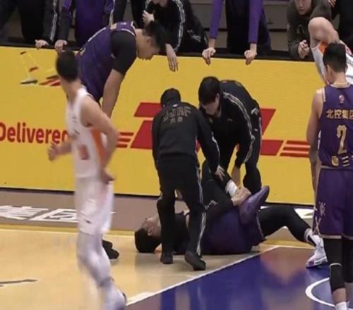 媒体人:崴脚退赛的沈梓捷赛后没有去医院,脚踝问题不大