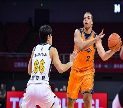 广东宏远拒绝输球!全力击败上海男篮,奎因对位张镇麟,央视直播