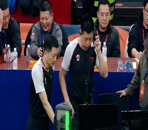 23分大胜、豪取7连胜!山东男篮13记3分引爆全场,邱彪多次发飙