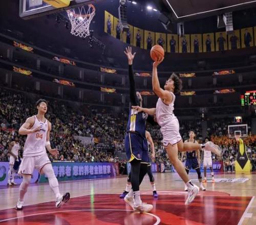 CBA第15輪，上海男籃113比73戰(zhàn)勝廣東隊