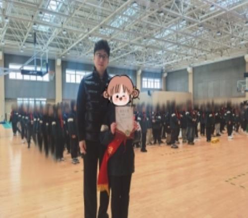 米勒晒照参加孩子家长会:第一次以爸爸的身份受邀演讲,谢谢多多