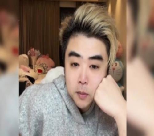 爱笑:看看LCKFaker都全年无休有一个好榜样在前面向T1学习!