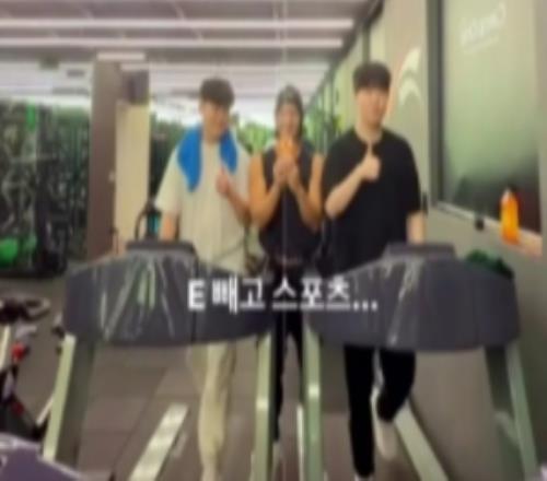 认真锻炼健身教练分享Kanavi、Gumayusi健身房锻炼视频